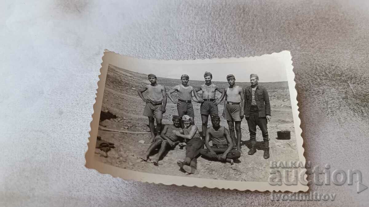 Снимка Войници с къси панталони