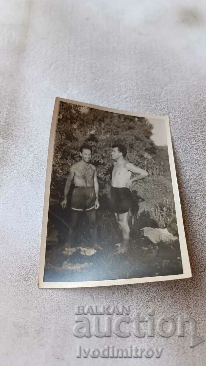 Photo Two men in shorts