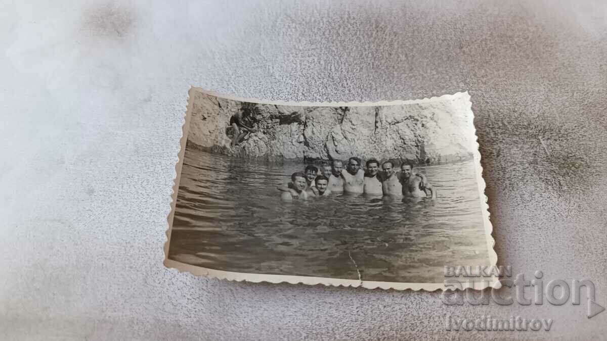 Imagine bărbați într-o piscină pe un râu