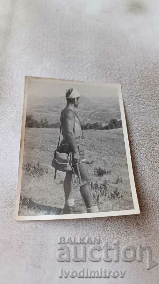 Снимка Мартиново Мъж с къси панталони в планината 1952