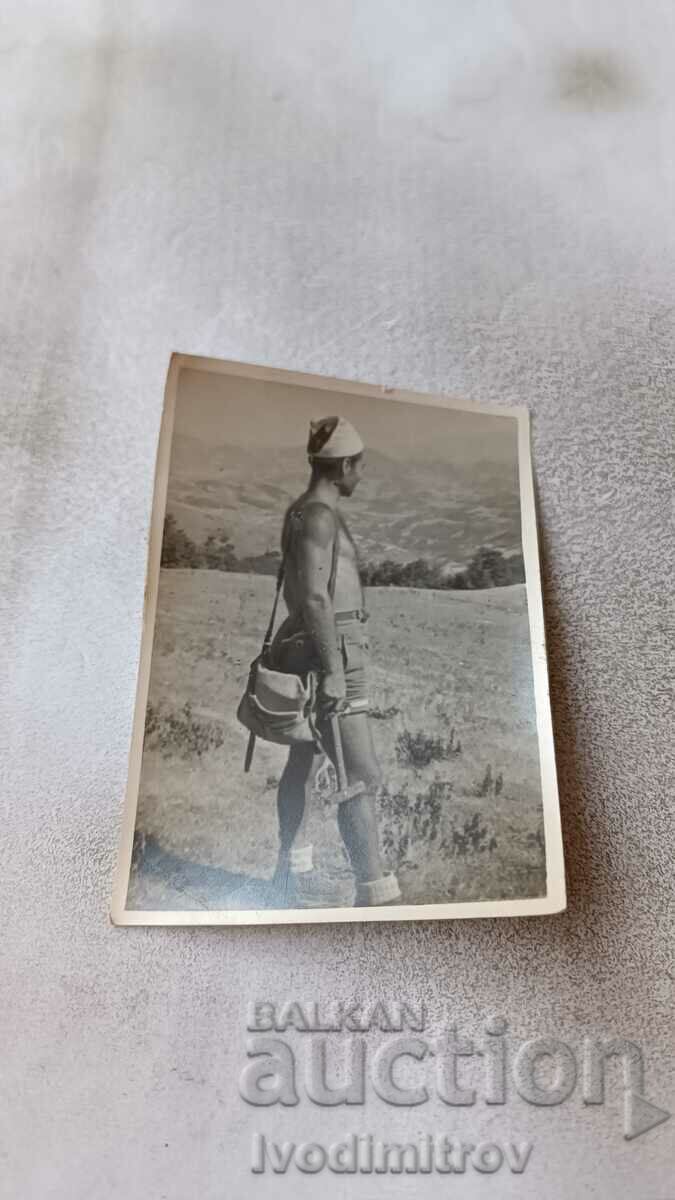 Fotografie Martinovo Bărbat în pantaloni scurți în munți 1952