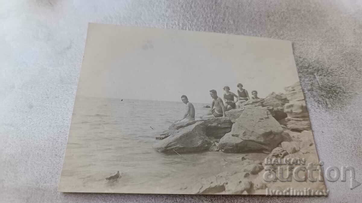 Photo Nessebar Young men and women on rocks by the sea