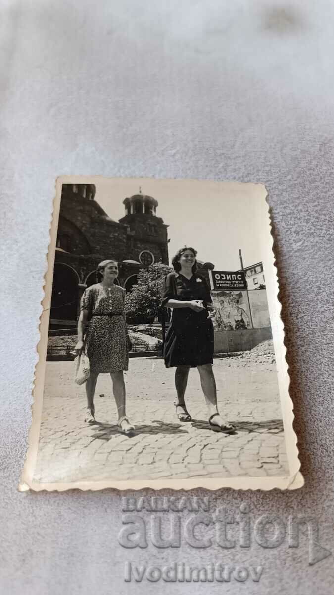 Foto Sofia Două fete tinere în fața bisericii. Sf. duminică