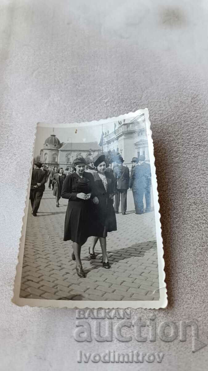 Φωτογραφία Σοφία Δύο γυναίκες μπροστά από την Εθνοσυνέλευση