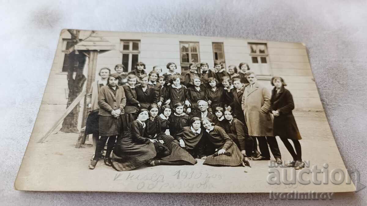 Снимка София Ученички от V -б клас със своя учител 1930