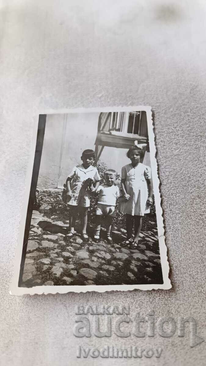 Снимка Орхание Момиче и две момченца в двора на къща 1938