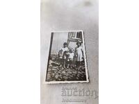 Fotografie Orhanie Fată și doi băieți în curtea unei case 1938