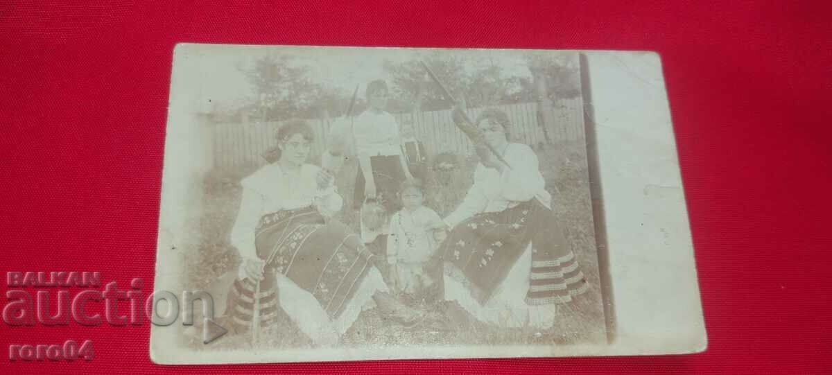 ΚΟΡΙΤΣΙΑ - ΚΟΣΤΟΥΜΙΑ - ΜΠΟΥΦΑΝ