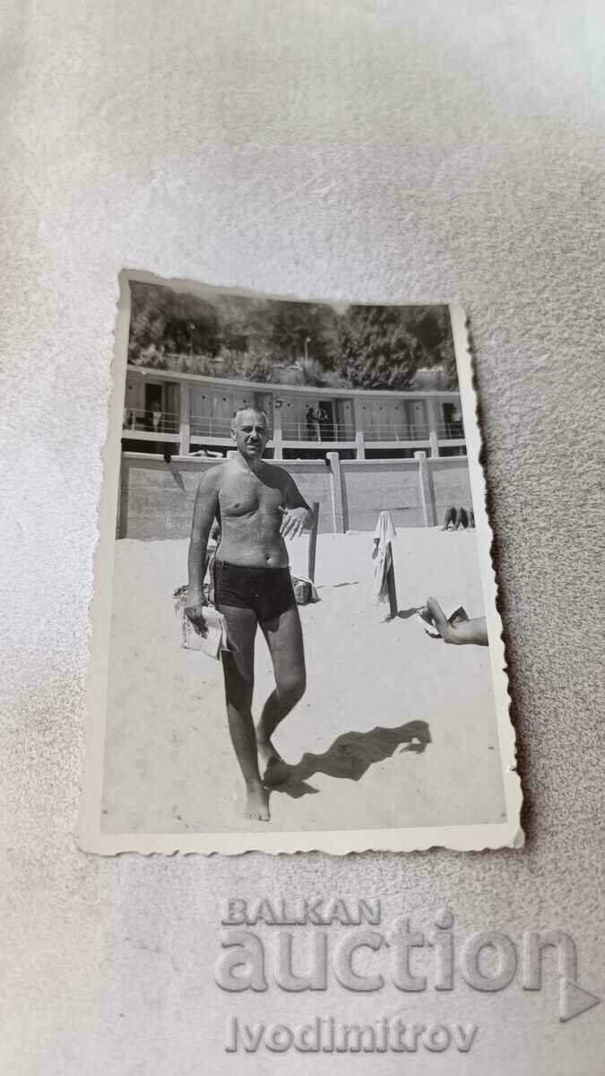 Fotografie Bărbat în costum de baie pe plajă