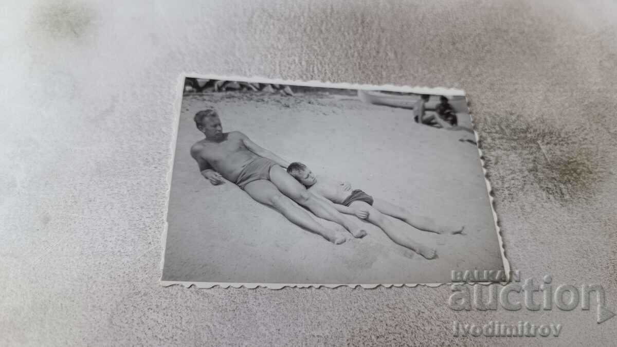Fotografie Varna Bărbat și băiat pe plajă 1963