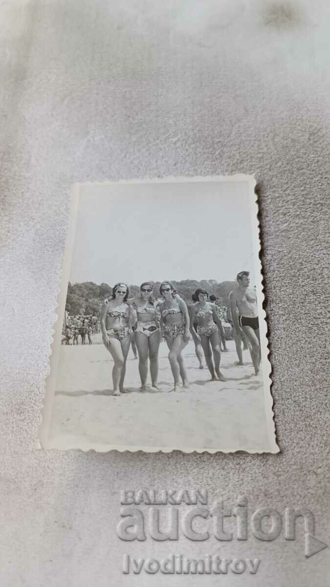 Φωτογραφία Βάρνα Ένας άντρας και τέσσερις νεαρές γυναίκες στην παραλία 1963