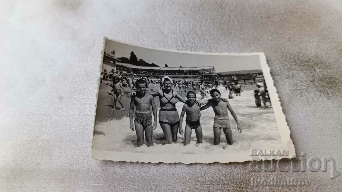 Снимка Жена и три момчета на брега на морето 1949