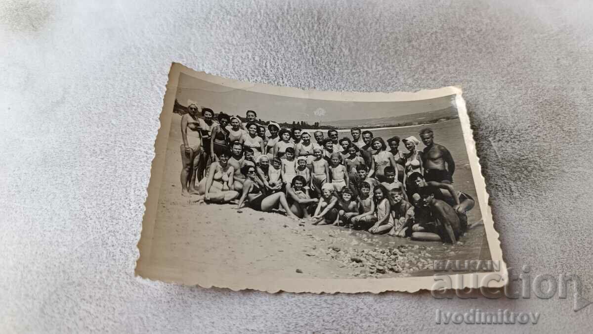 Foto Bărbați, femei și copii pe plajă 1955