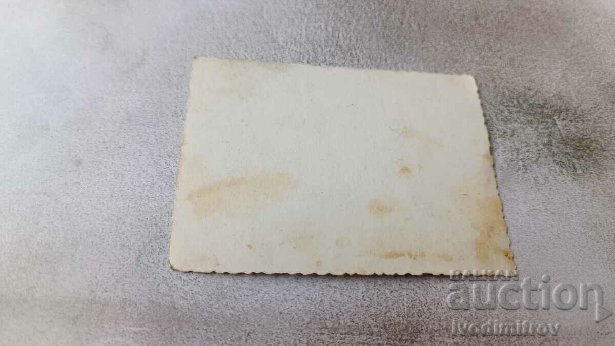 Снимка Мъже и жени на брега на морето с цена 1.65 лв. | € 0.84 Снимка Мъже и жени на брега на морето с цена 1.65 лв. | € 0.84