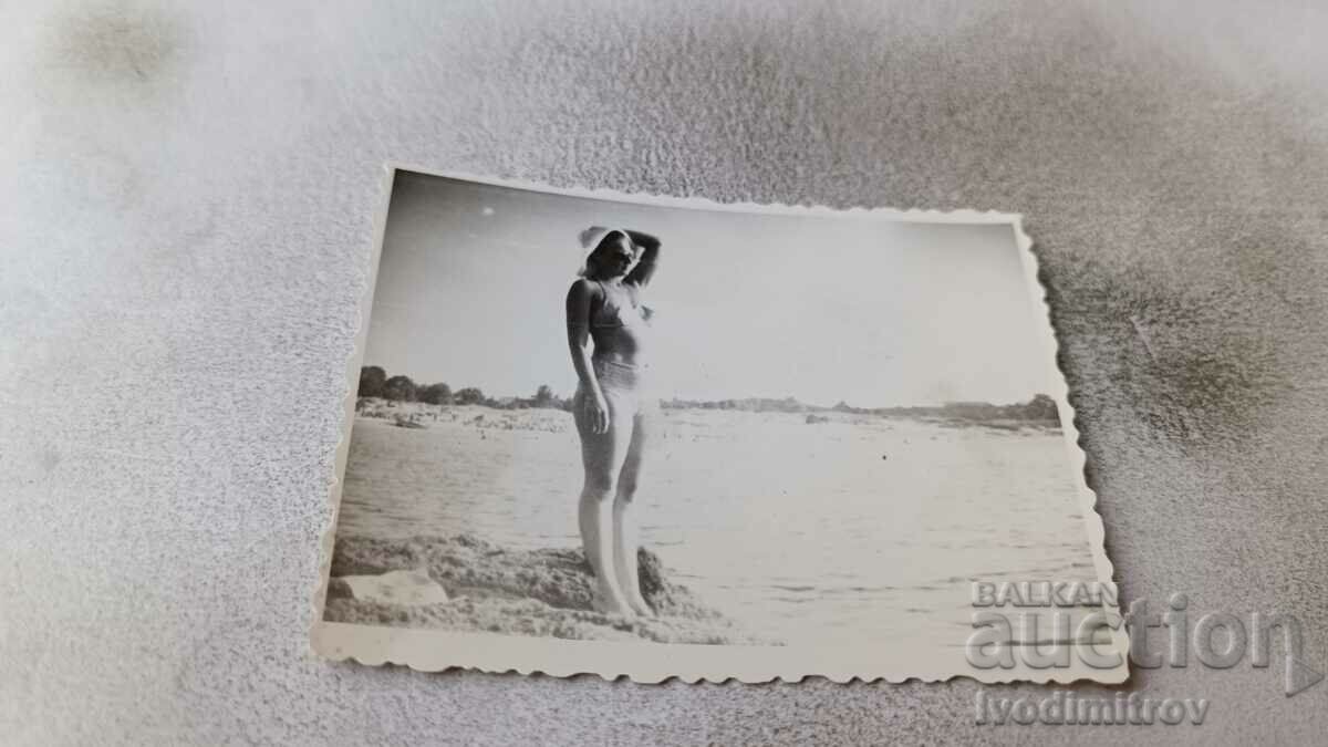 Foto Piten Tânără pe plajă 1966