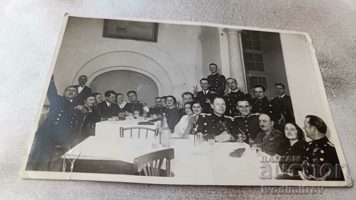 Φωτογραφία Κωνστάντζα Αξιωματικοί και γυναίκες που πίνουν ένα ποτό σε ένα εστιατόριο 1936