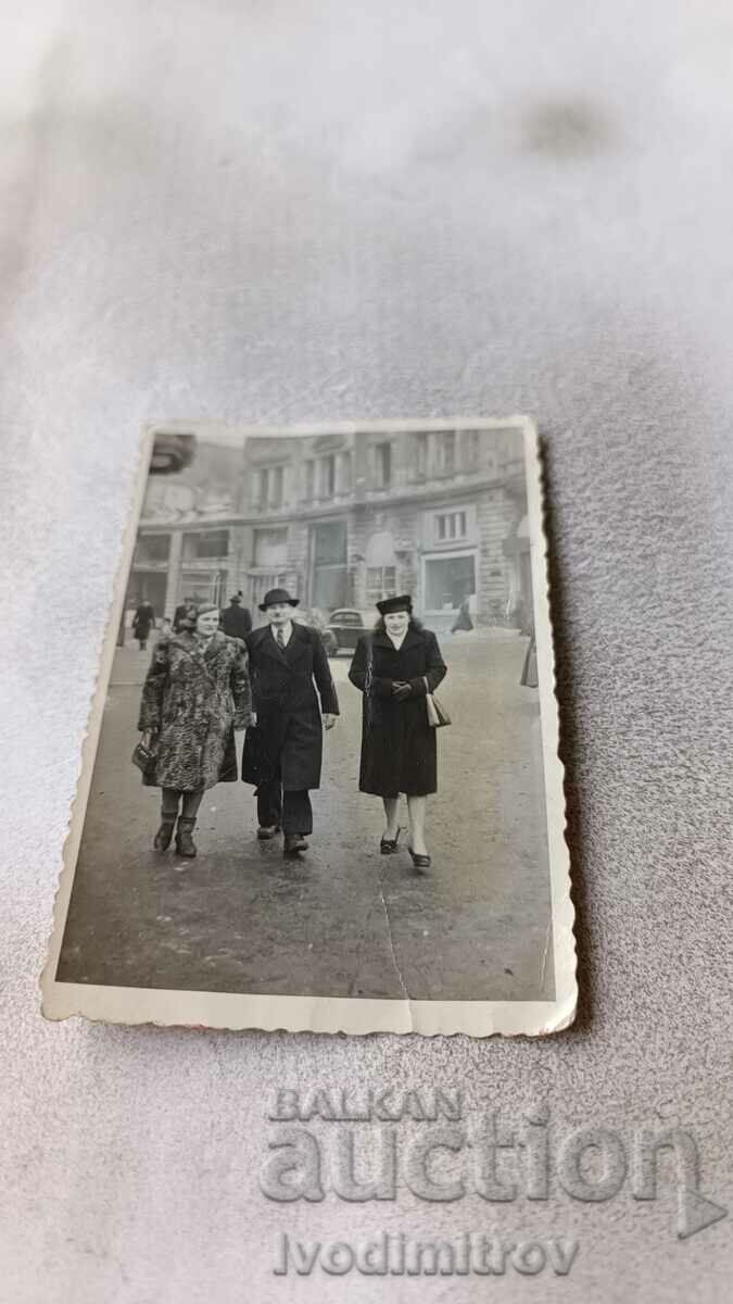 Снимка София Мъж и две жени на разходка