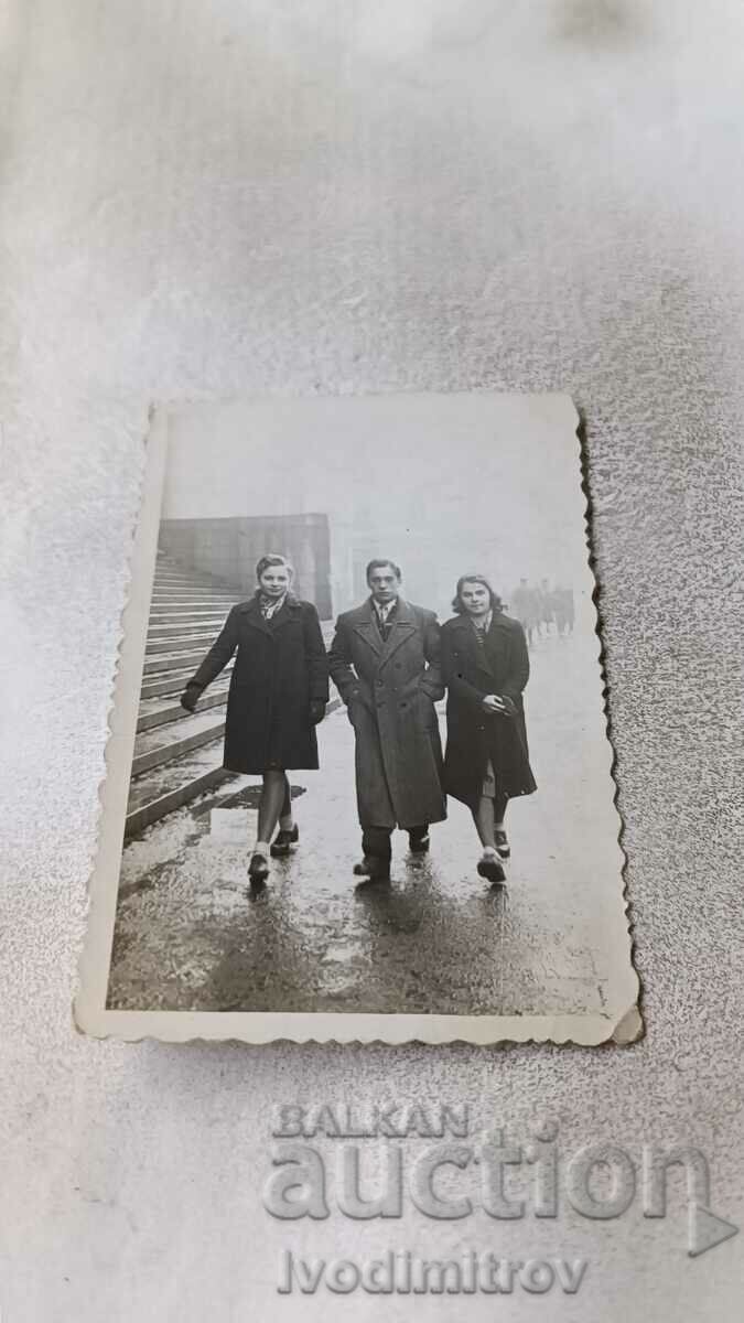 Photo Sofia A man and two women in front of the Courthouse 1944
