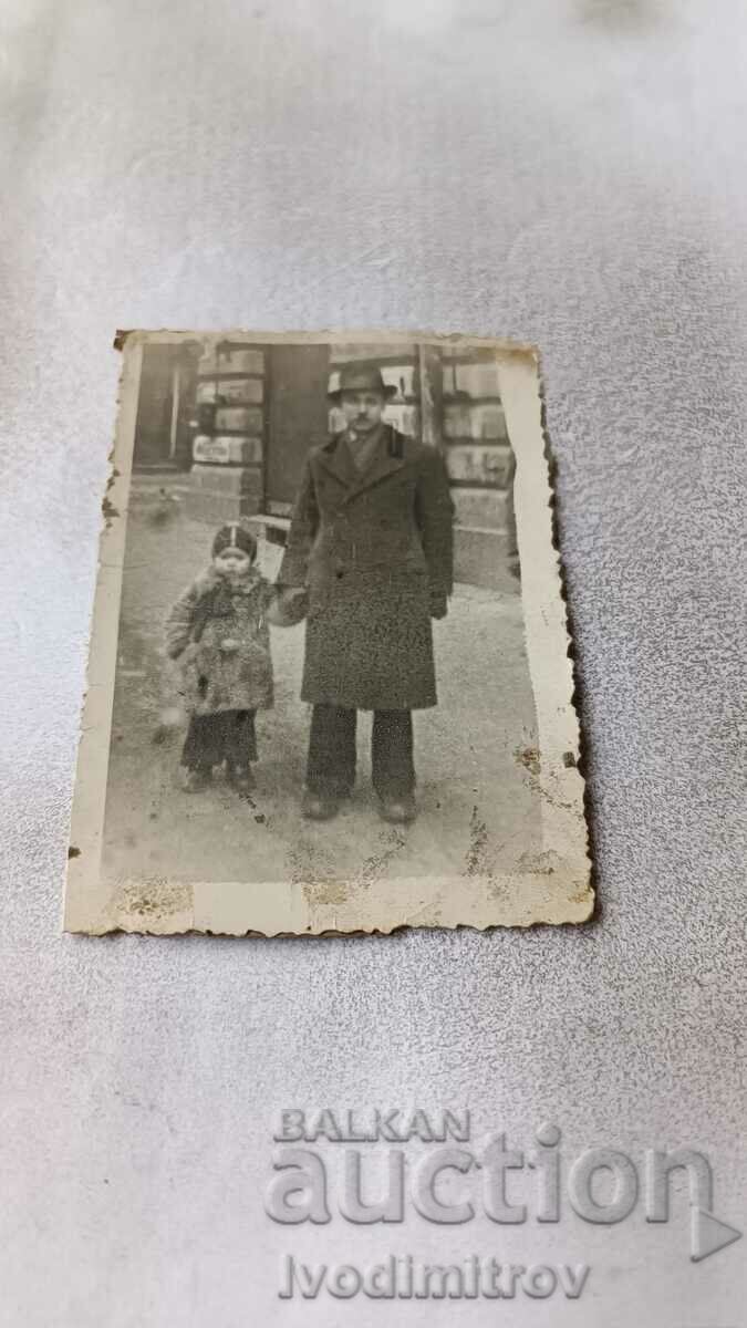 Снимка София Мъж и малко момиченце на тротоара