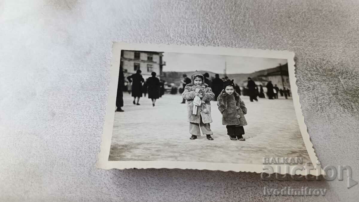 Photo Gorna Jumaya Two little girls in winter coats in the square