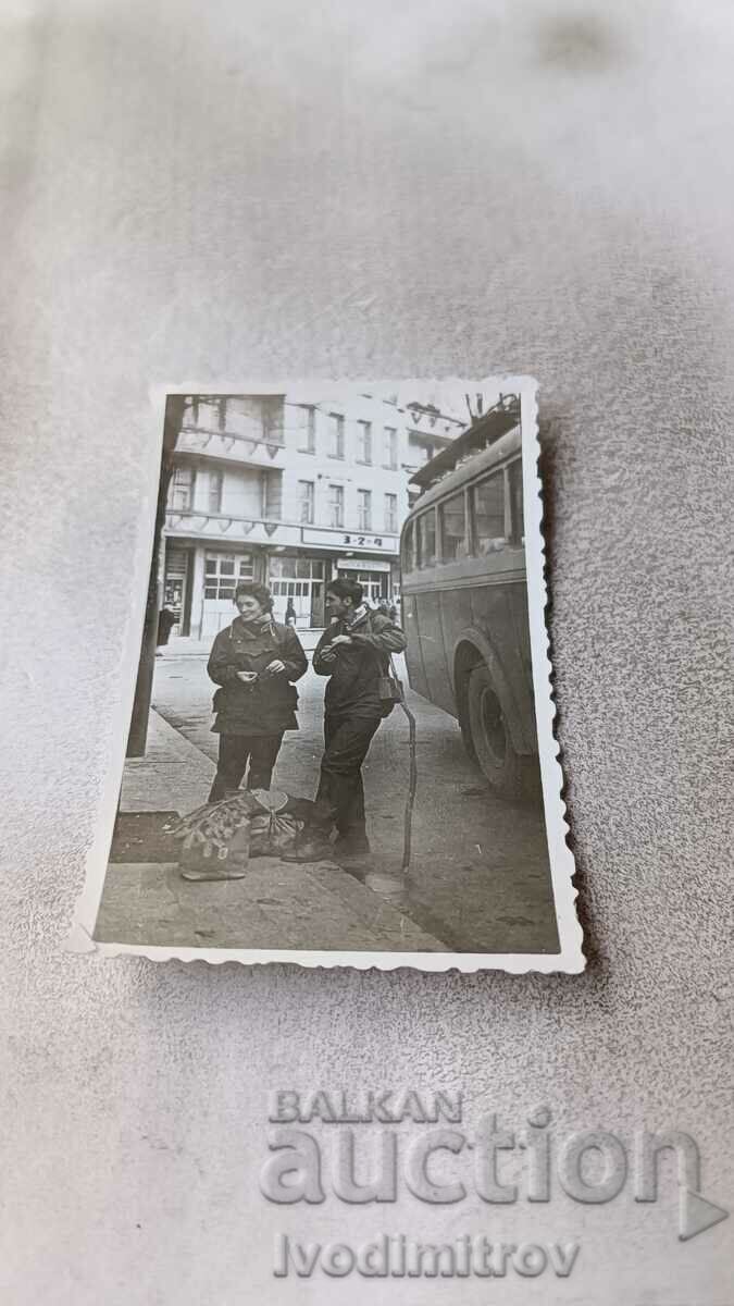 Снимка София Мъж и жена на тротоара