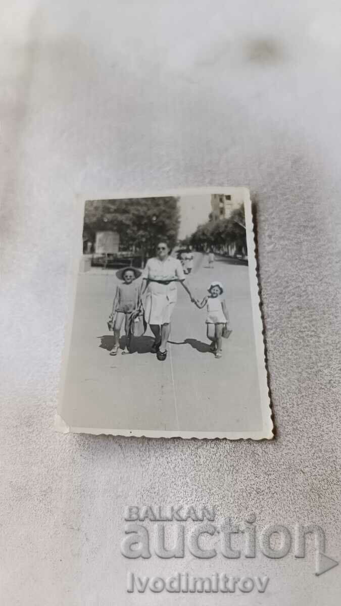 Photo Varna A woman and two girls on a walk