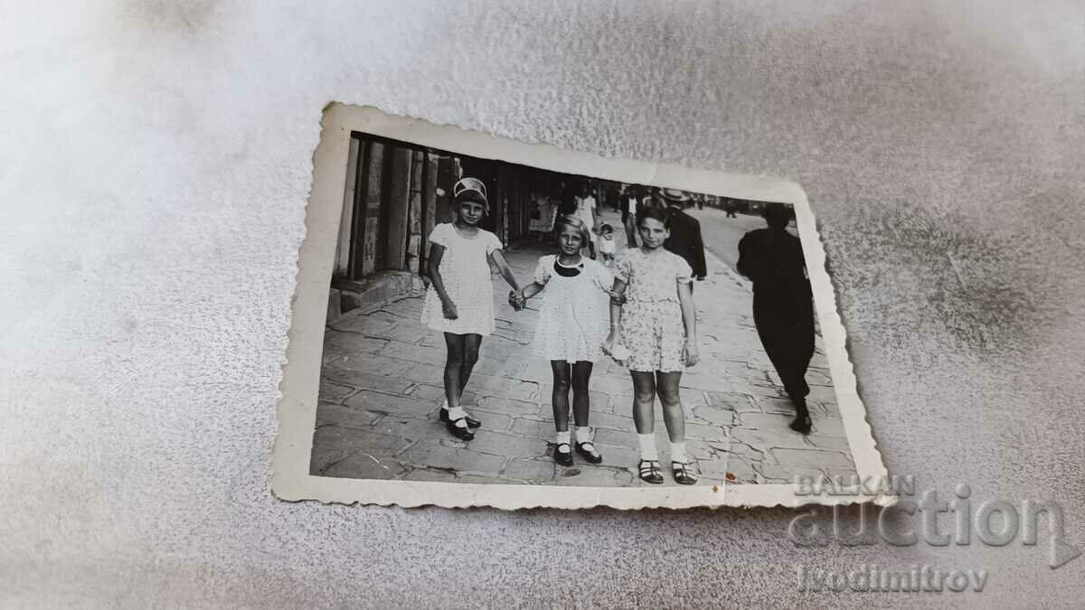 Φωτογραφία Σοφία Τρία κορίτσια στο πεζοδρόμιο