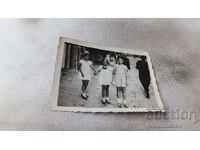 Снимка София Три момичета на тротоара