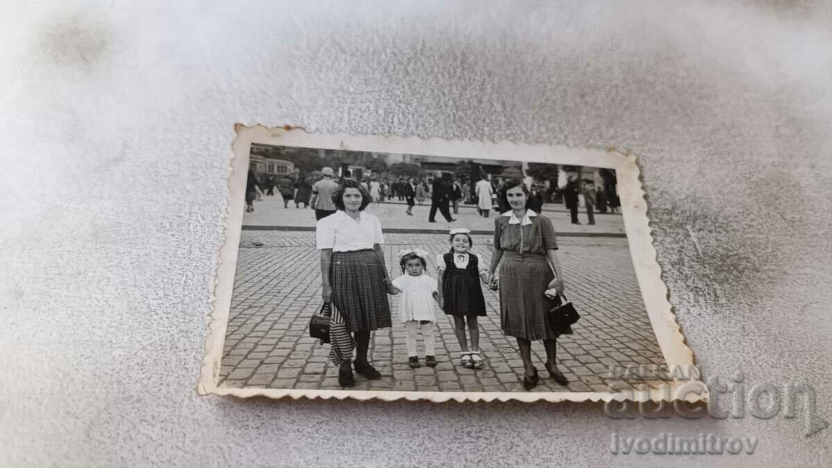 Fotografie Sofia Două tinere și două fete pe stradă