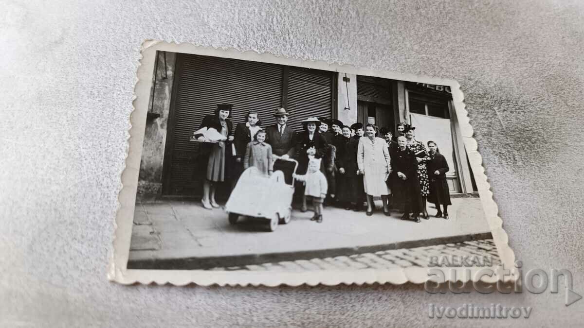 Photo Sofia Men, women and children on the sidewalk 1943
