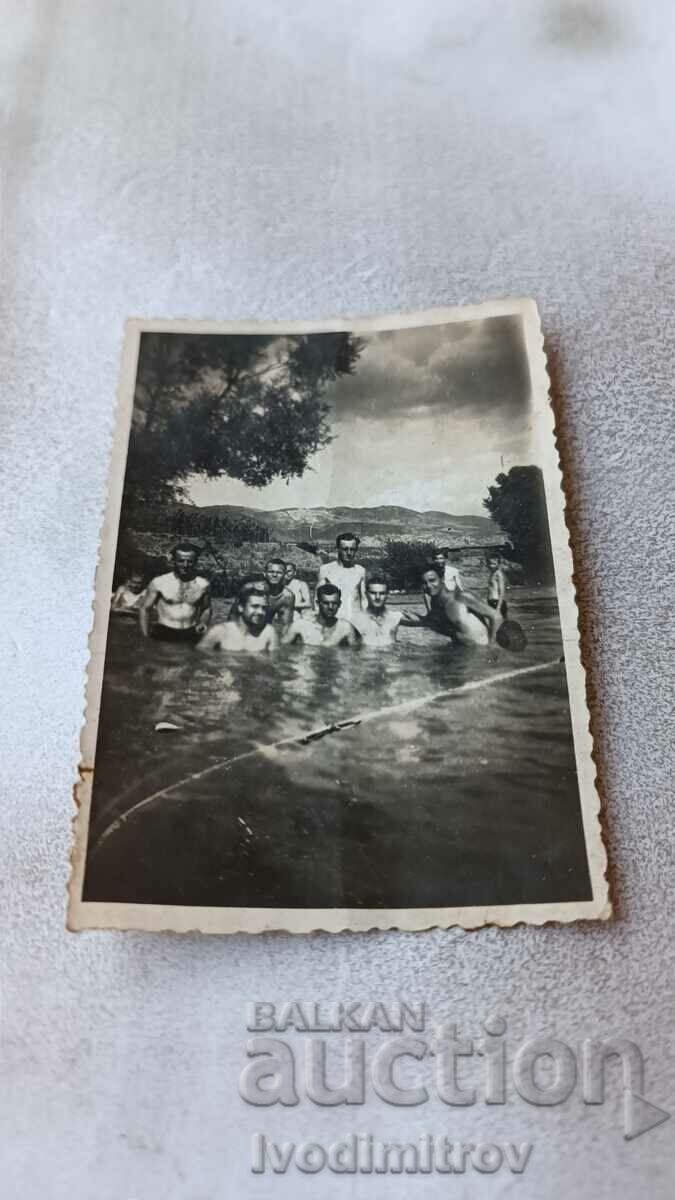 Foto Tineri în râu