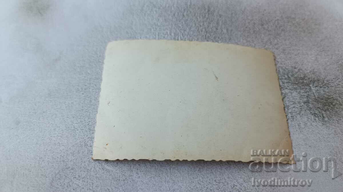 Φωτογραφία Ένας νεαρός άνδρας και ένα κορίτσι στην ακτή με τιμή 1.65 BGN | € 0.84 Φωτογραφία Ένας νεαρός άνδρας και ένα κορίτσι στην ακτή με τιμή 1.65 BGN | € 0.84