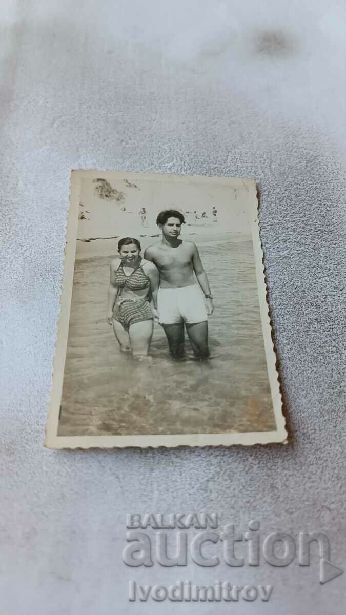 Photo A young man and a girl on the seashore