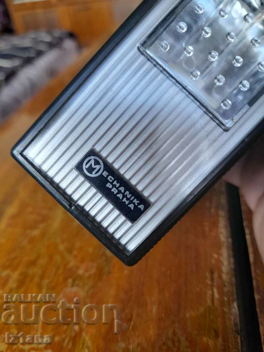 Auction Mechanika camera flash Auction Mechanika camera flash