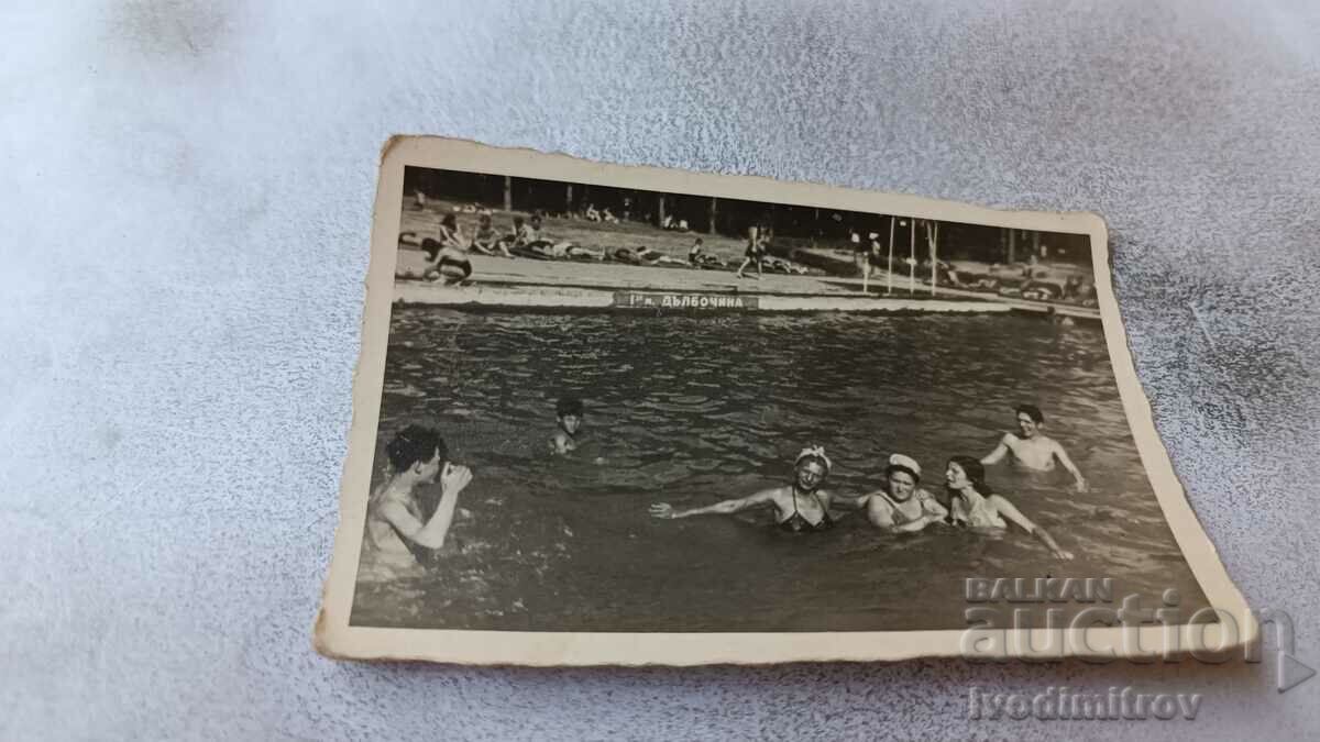 Fotografie Bărbați și femei tinere într-o piscină