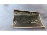 Φωτογραφία Νέοι άνδρες και γυναίκες σε μια πισίνα