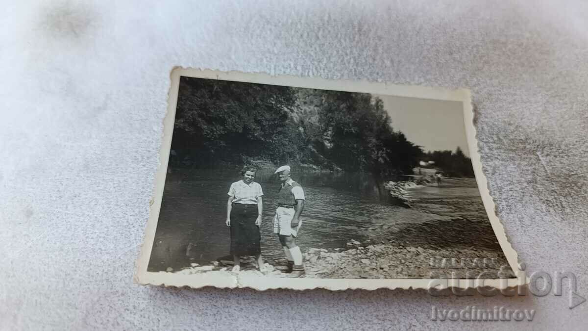 Φωτογραφία Άνδρας και νεαρό κορίτσι δίπλα στο ποτάμι