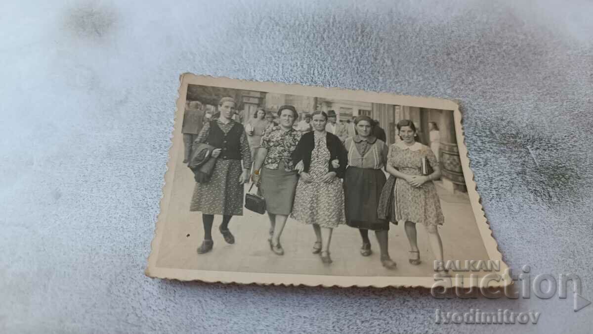 Photo Sofia Five women on a walk
