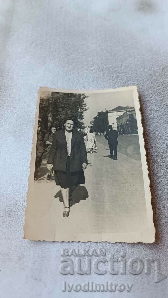 Φωτογραφία Σοφία Μια γυναίκα που περπατά κατά μήκος της λεωφόρου Tsar Osvoboditel