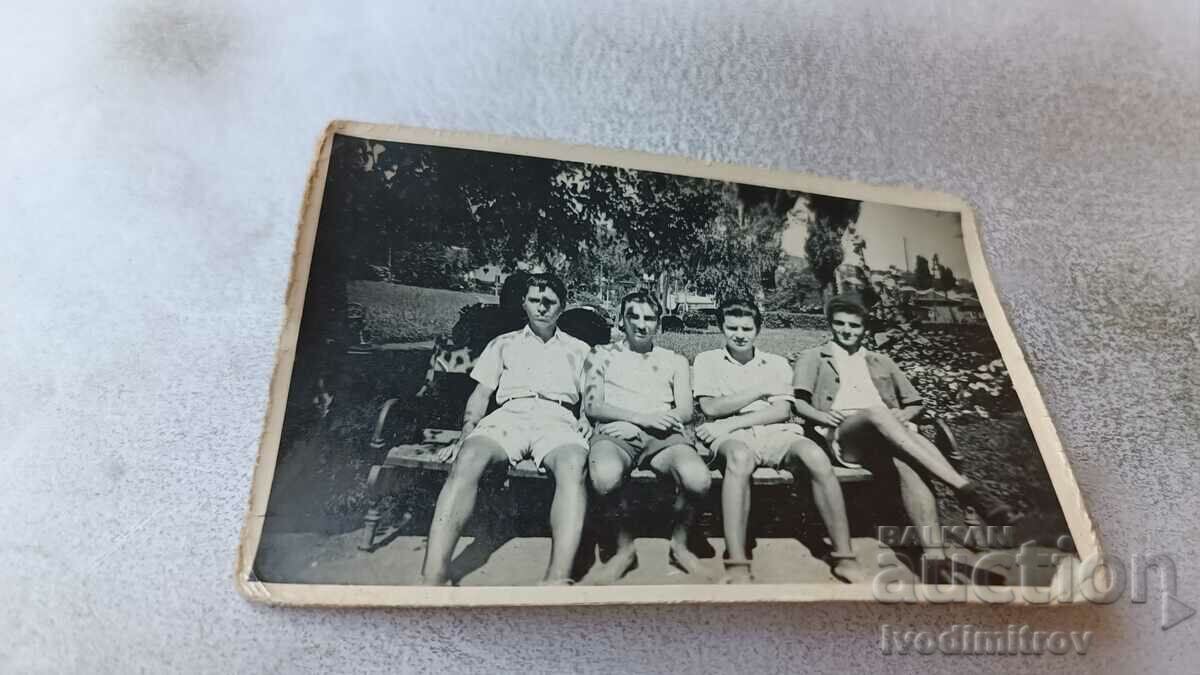 Снимка Княжево Четирима млади мъже седнали на пейка в парка