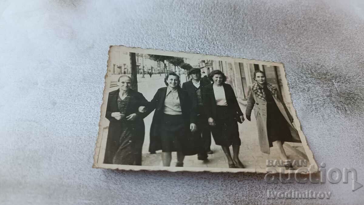 Снимка София Мъж и четири млади жени на разходка