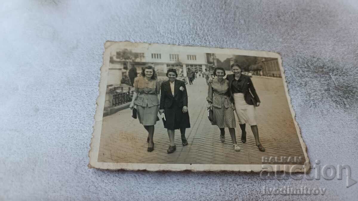 Снимка София Четири млади жени на бул. Цар Освободител 1941