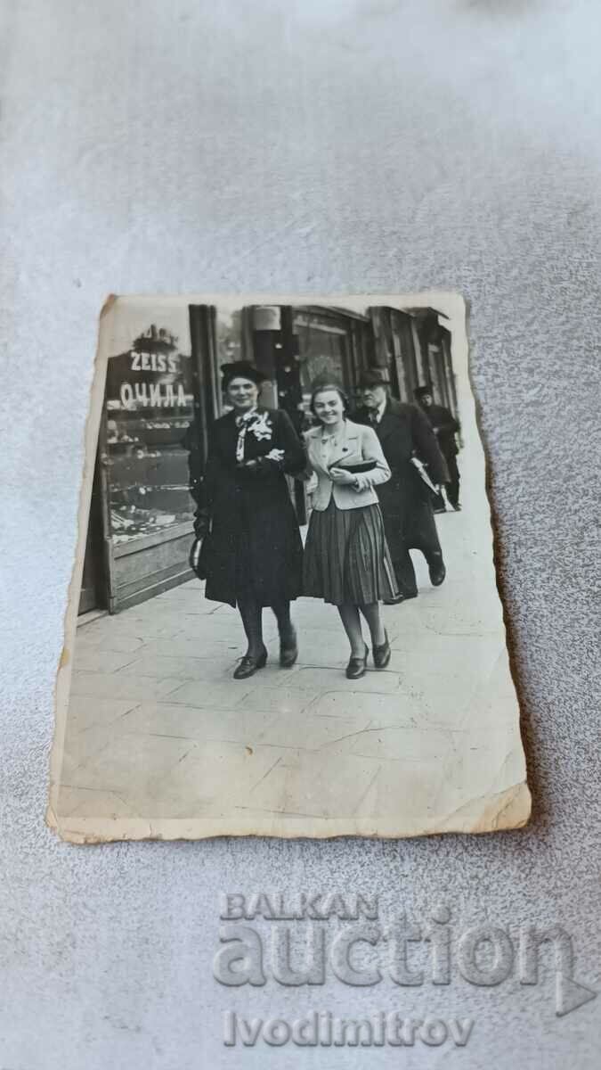 Fotografie Sofia O femeie și o fată tânără în fața unui magazin de ochelari ZEISS