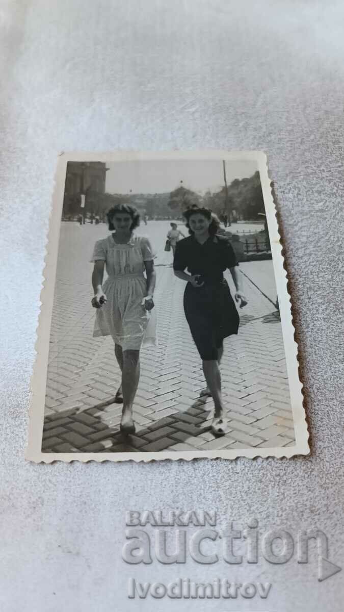 Photo Sofia Two young girls on Tsar Osvoboditel Blvd