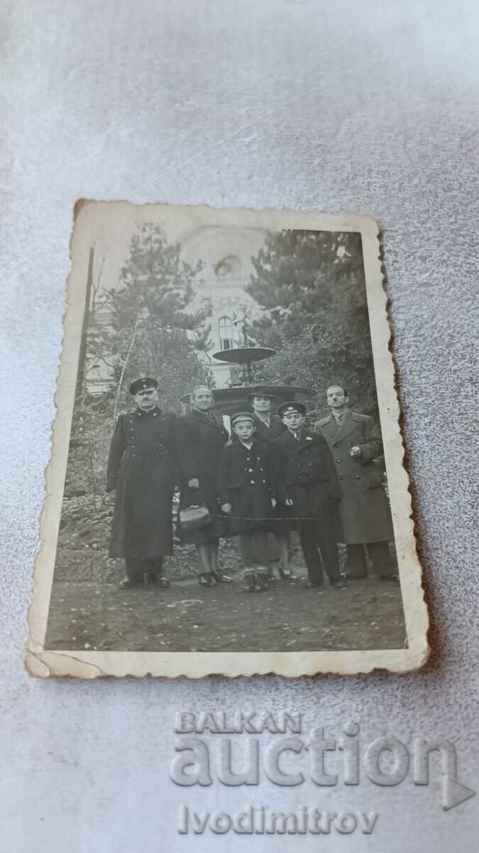 Photo Sofia Officer man women and children in front of a fountain in the park