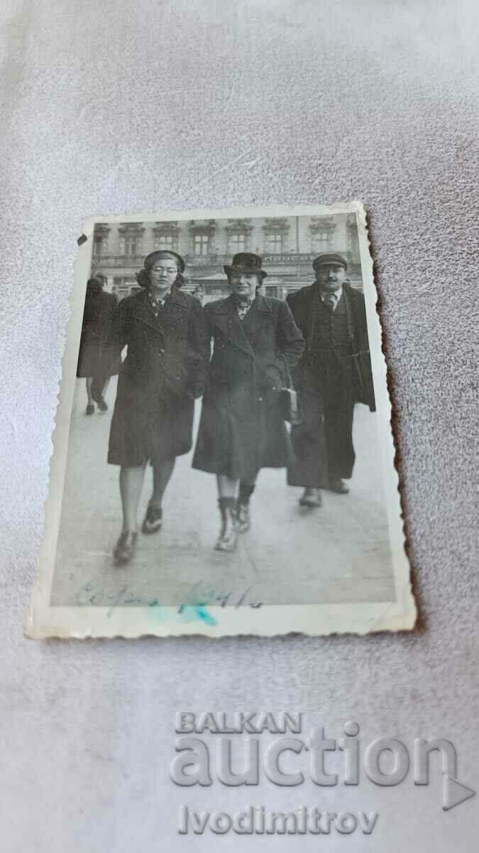 Photo Sofia A man and two women on a walk 1941