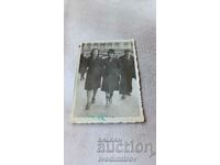 Снимка София Мъж и две жени на разходка 1941