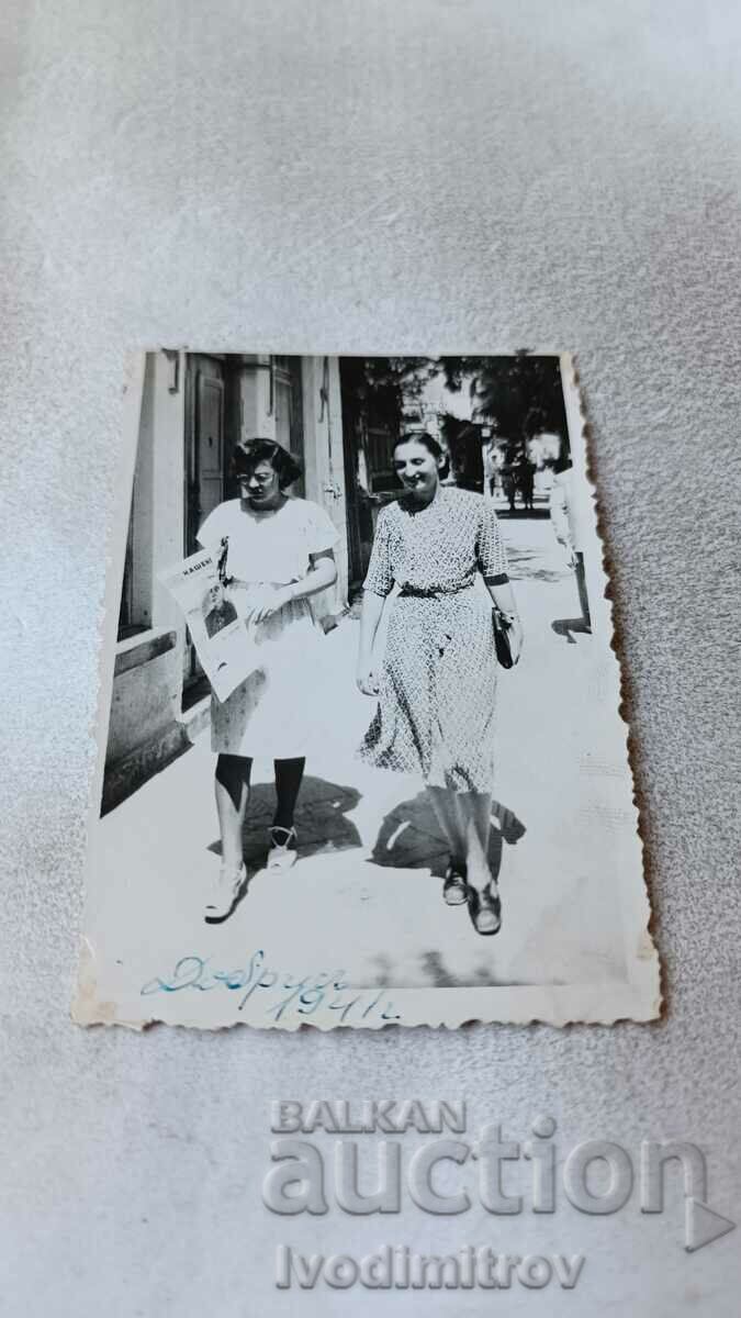 Снимка Добричъ Две жени на разходка 1941