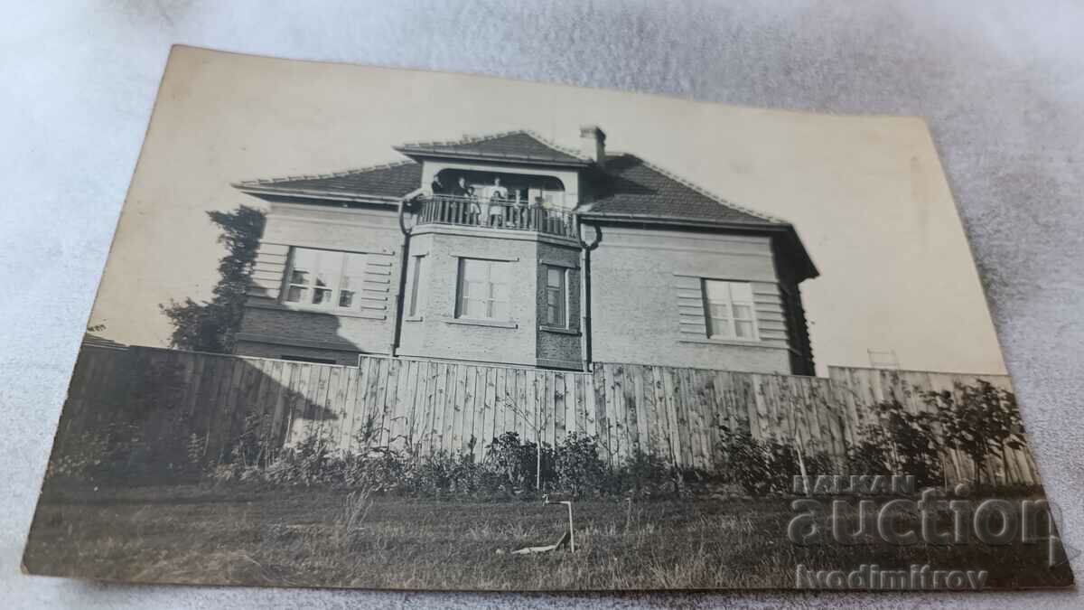 Foto O casă unifamilială cu gard din lemn