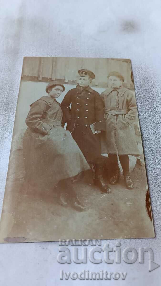 Fotografie Tarnovo Seimen Tineret și două fete tinere 1918